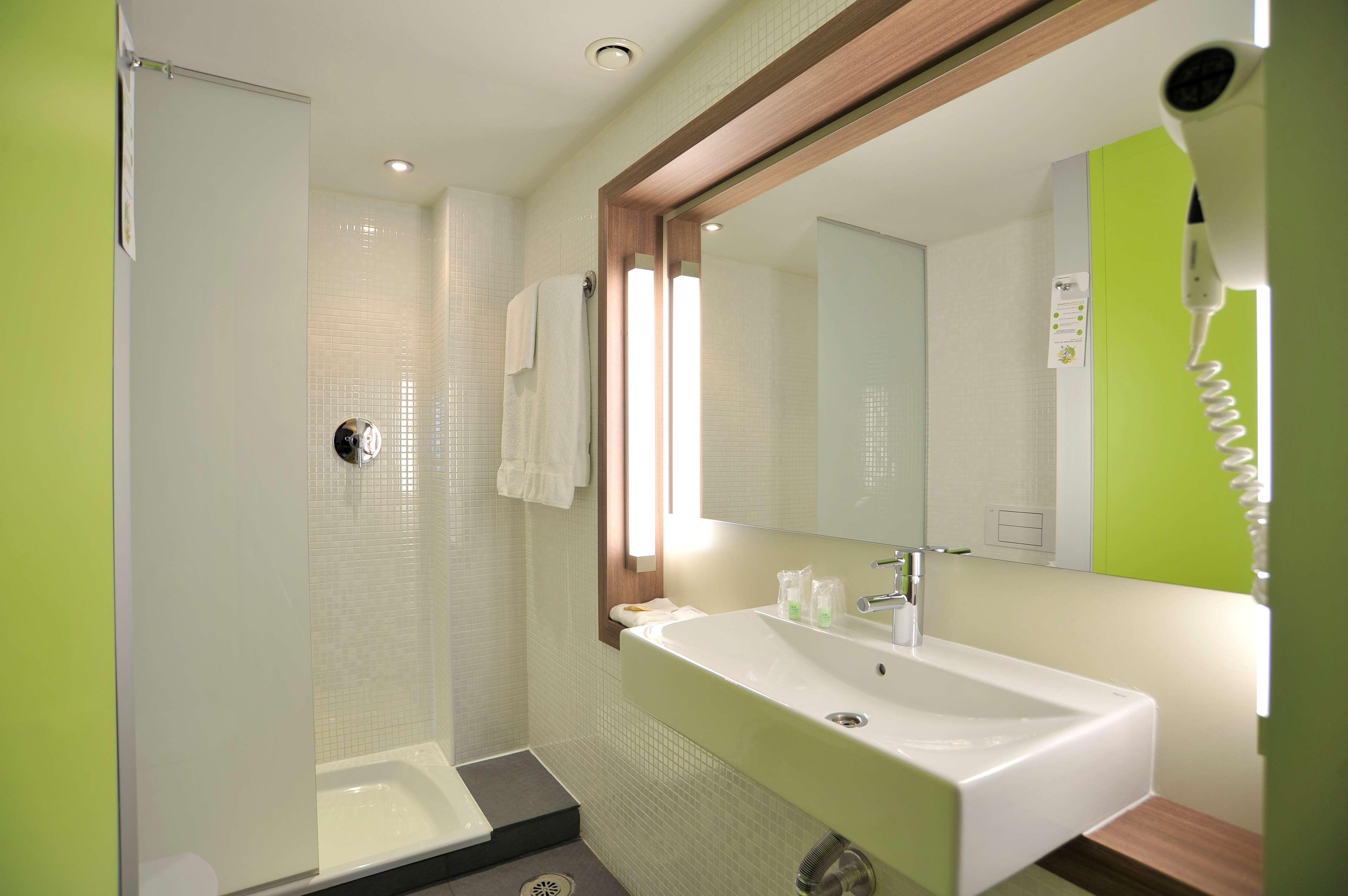 Travelodge Airport 3*